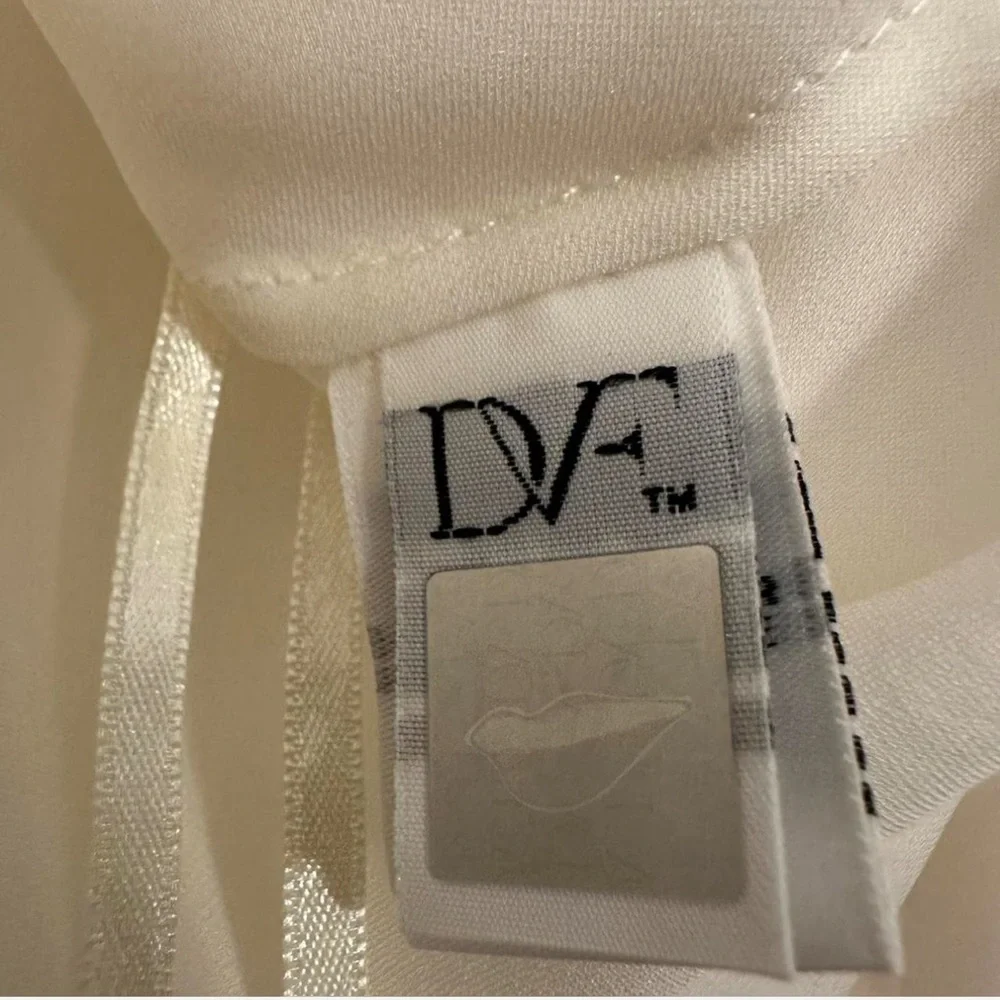 Diane Von Furstenberg Size 8 Silk Ivory Blouse with Ruffle - Picture 7 of 8